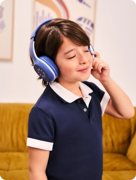Menino usando uma polo branca da coleção horizonte livre next