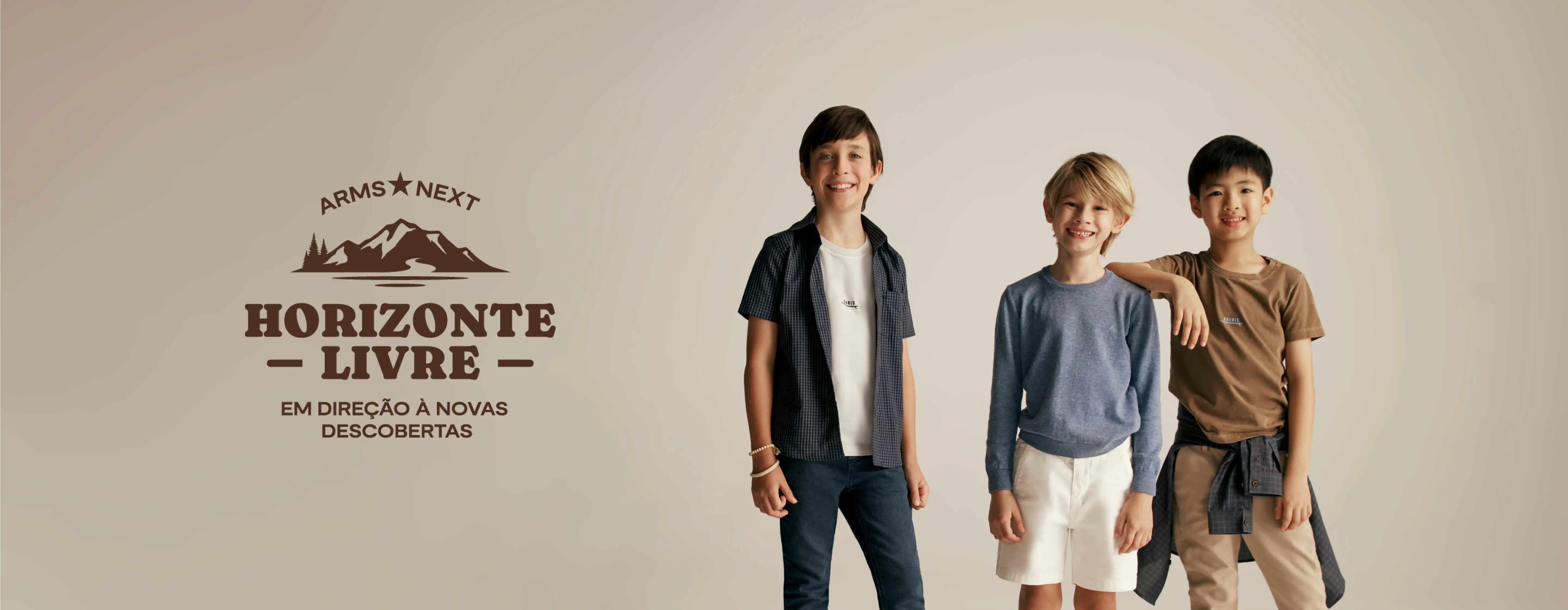 Meninos usando roupas da coleção horizonte livre aramis next