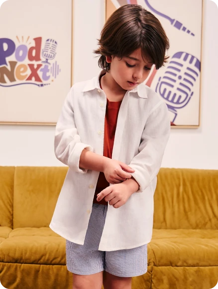 Camisa azul pendurada em rede de tênis